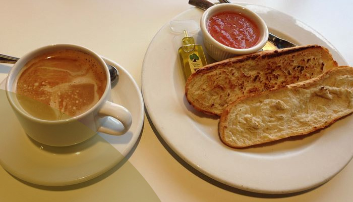 Café y tostadas.